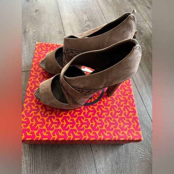 Tory Burch woman’s snake print high heels - Picture 2 of 8